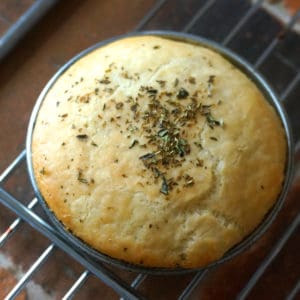 Kleines Focaccia mit Kräutern
