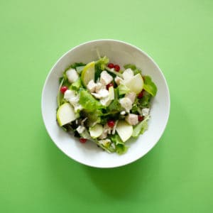 Salat mit Hühnerbrust Streifen, Johannisbeere und Grüner Apfel
