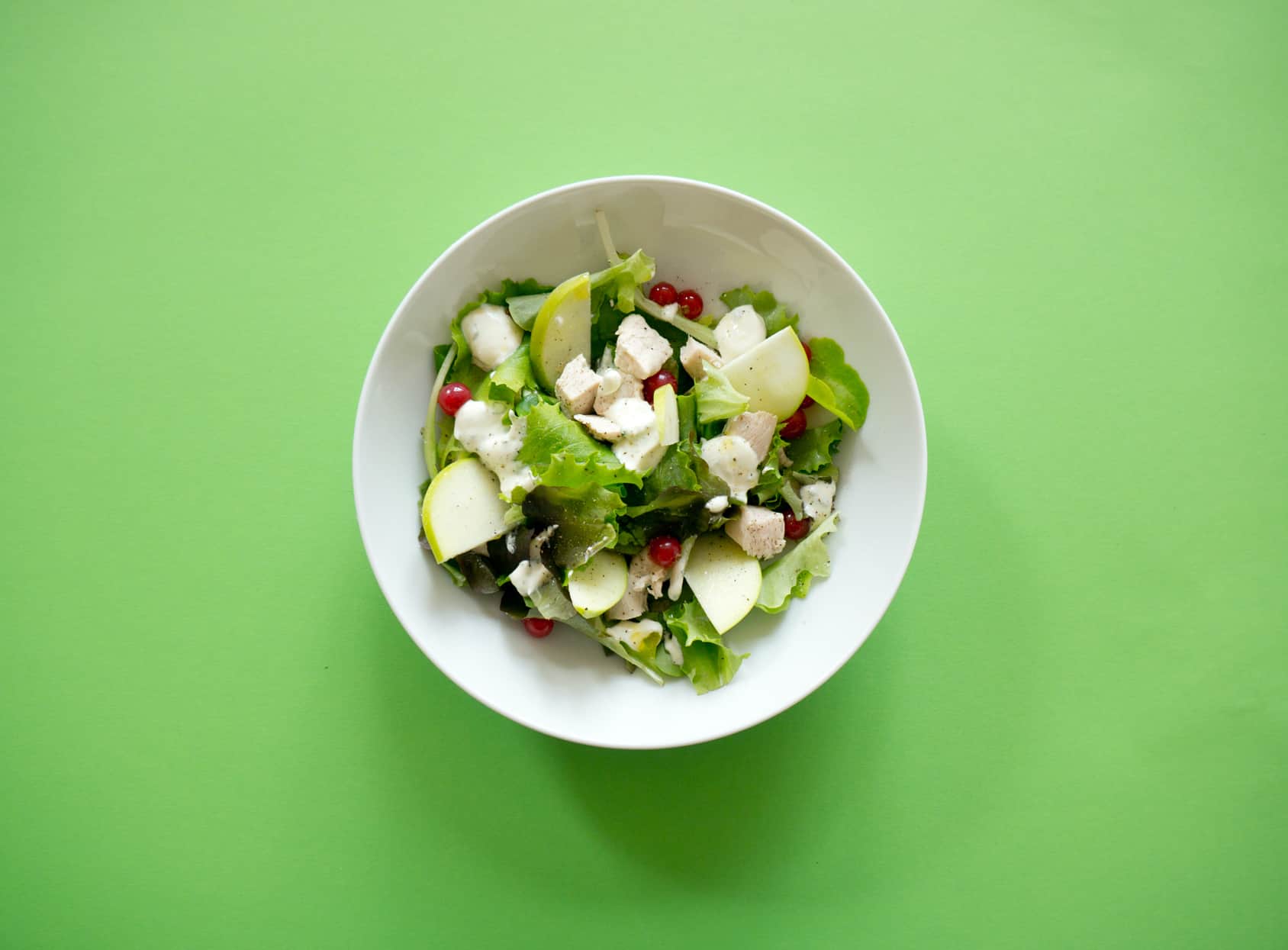 Salat mit Hühnerbrust Streifen, Johannisbeere und Grüner Apfel