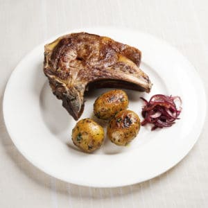 Kalbskarree mit Wirsing-Creme, Zwiebelflakes und karamellisierten Kartoffeln