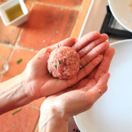 Die Frikadellen Polpette mit der Hand formen