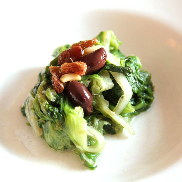 Endiviensalat mit Rosinen, Oliven und Pinienkernen