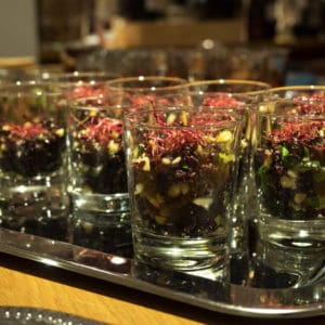 Schwarzer Reis mit Zucchini und karamellisierten Mandeln