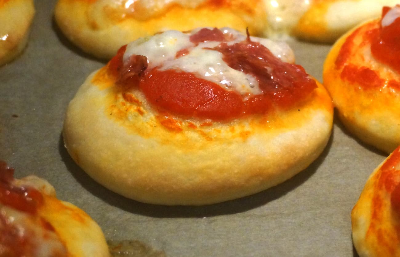 Kleine Pizzen mit Mozzarella und neapolitanischer Salami